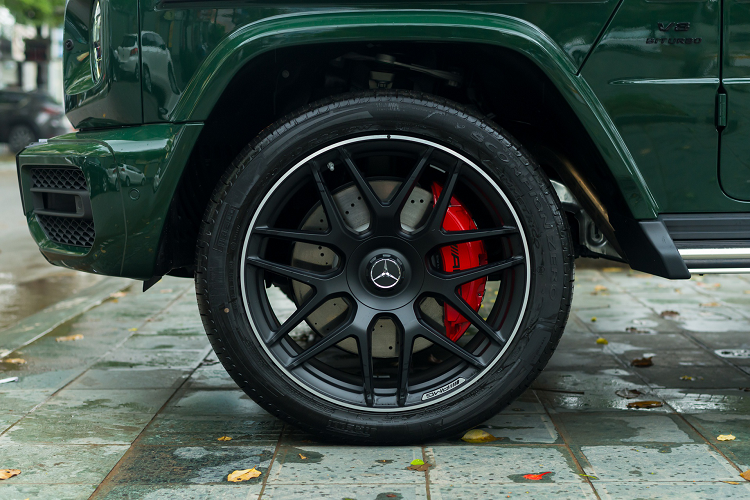 Nhiều chi tiết được ốp carbon như ốp cánh cửa, cụm điều khiển trung tâm, ốp viền màn hình. Một số trang bị khác bao gồm màn hình đôi kích thước 12,3 inch ở bảng táp-lô, ô cửa gió điều hoà kiểu tuabin, đèn viền nội thất 64 màu, loa Burmester, điều hòa tự động ba vùng, cửa sổ trời,…