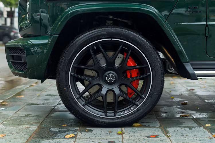 Nhiều chi tiết được ốp carbon như ốp cánh cửa, cụm điều khiển trung tâm, ốp viền màn hình. Một số trang bị khác bao gồm màn hình đôi kích thước 12,3 inch ở bảng táp-lô, ô cửa gió điều hoà kiểu tuabin, đèn viền nội thất 64 màu, loa Burmester, điều hòa tự động ba vùng, cửa sổ trời,…