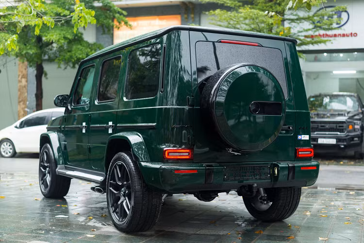 Mercedes-AMG G63 hạng sang sử dụng động cơ V8, 4 lít tăng áp kép, sản sinh 577 mã lực và mô-men xoắn 850 Nm. Kết hợp hộp số tự động 9 cấp. G 63 có thể tăng tốc 0-100 km/h trong 4,5 giây và tốc độ tối đa lên tới 210 km/h.