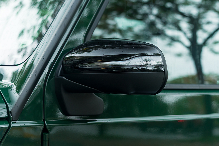 Các tiện ích ghế ngồi gồm chỉnh điện tích hợp làm mát/sưởi và ghi nhớ 3 vị trí. Hàng ghế sau sở hữu một bệ tỳ tay kết hợp cùng khay để cốc.