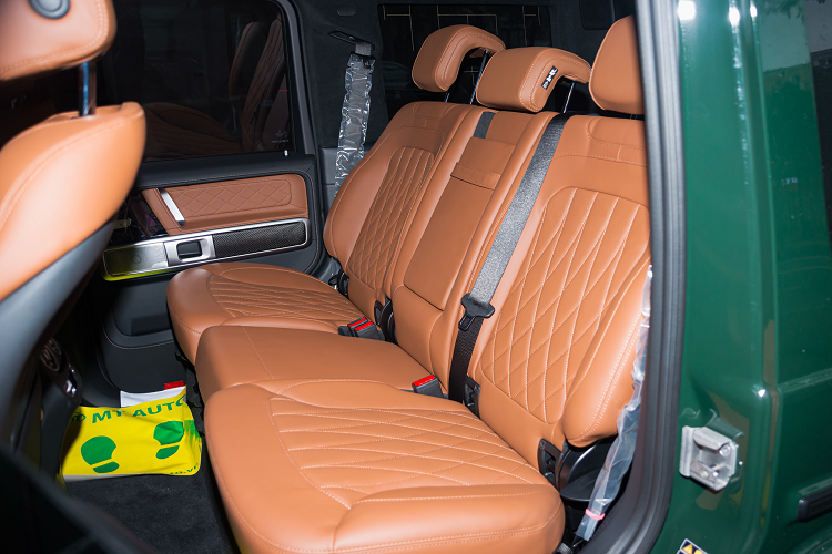 Phần đuôi xe không có quá nhiều khác biệt so với những chiếc G63 khác như cụm đèn hậu dạng LED, logo “G63″ sơn đen cùng ốp bánh dự phòng trùng màu ngoại thất.