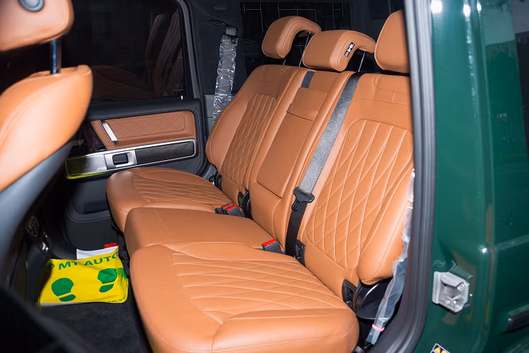 Phần đuôi xe không có quá nhiều khác biệt so với những chiếc G63 khác như cụm đèn hậu dạng LED, logo “G63″ sơn đen cùng ốp bánh dự phòng trùng màu ngoại thất.