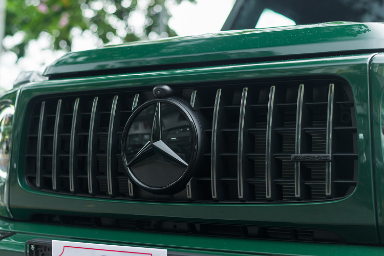 Khoang nội thất chiếc G63 bọc da Nappa khâu hoạ tiết kim cương kết hợp giữa hai tông màu nâu và đen, thực hiện bởi bộ phận cá nhân hoá Manufaktur của Mercedes-AMG. Tiếp đến, trên vô-lăng bọc da Alcantara và carbon còn có 2 núm điều chỉnh chế độ chạy, hệ thống treo, âm thanh ống xả.