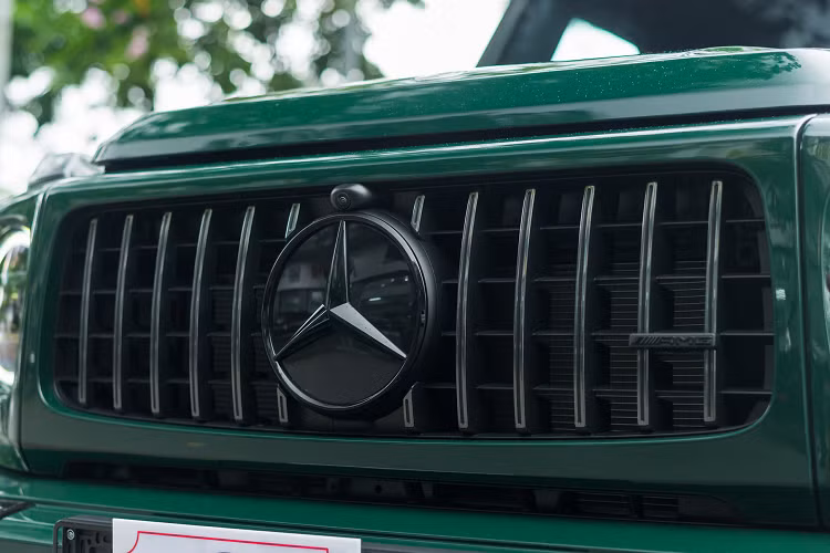 Khoang nội thất chiếc G63 bọc da Nappa khâu hoạ tiết kim cương kết hợp giữa hai tông màu nâu và đen, thực hiện bởi bộ phận cá nhân hoá Manufaktur của Mercedes-AMG. Tiếp đến, trên vô-lăng bọc da Alcantara và carbon còn có 2 núm điều chỉnh chế độ chạy, hệ thống treo, âm thanh ống xả.