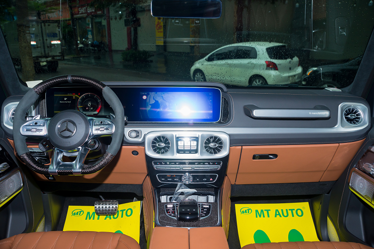 Đầu xe có thiết kế vuông vức quen thuộc của dòng G-Class, cản trước và các hốc hút gió cỡ lớn, lưới tản nhiệt nan dọc cùng logo là cách bố trí đặc trưng của dòng AMG vài năm trở lại đây. Đèn pha LED dạng tròn, đèn xi-nhan được bố trí tách biệt phía trên nắp ca-pô.