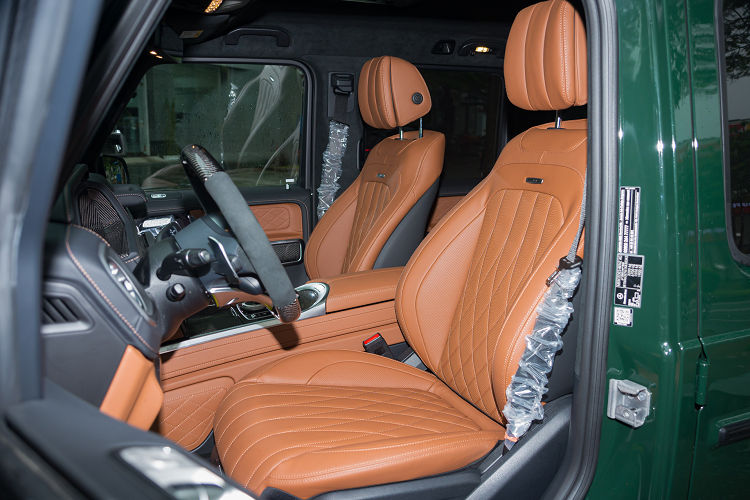 Xe sở hữu kích thước 4.725 x 1.931 x 1.969 mm (DxRxC). Cụm gương chiếu hậu tích hợp đèn báo rẽ cùng camera thuộc hệ thống camera 360 độ. Mâm xe đa chấu của AMG, kích thước 22 inch sơn đen, ẩn sâu bên trong là cùm phanh sơn đỏ. Hệ thống ống xả đặt đối xứng hai bên thân xe.