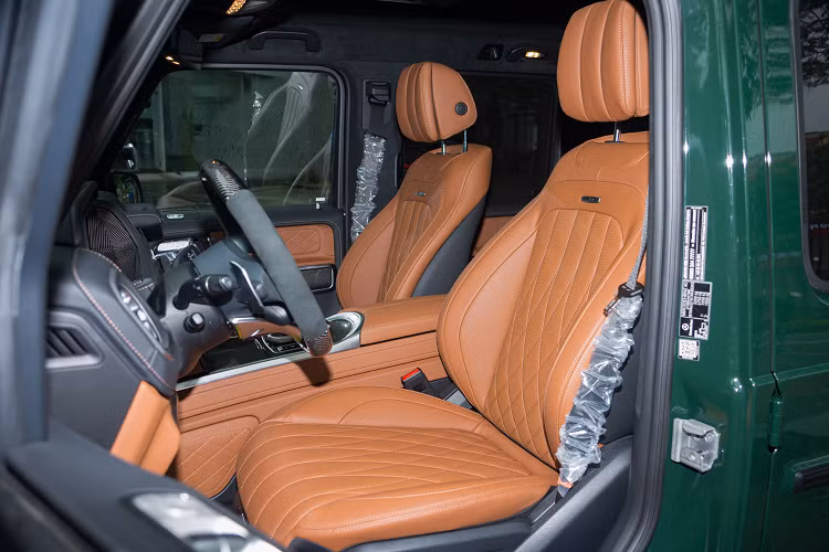 Xe sở hữu kích thước 4.725 x 1.931 x 1.969 mm (DxRxC). Cụm gương chiếu hậu tích hợp đèn báo rẽ cùng camera thuộc hệ thống camera 360 độ. Mâm xe đa chấu của AMG, kích thước 22 inch sơn đen, ẩn sâu bên trong là cùm phanh sơn đỏ. Hệ thống ống xả đặt đối xứng hai bên thân xe.