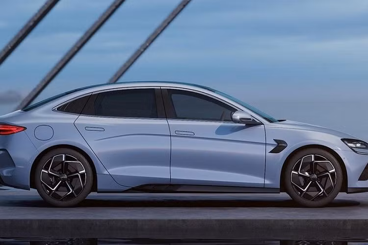 Nội thất của mẫu xe điện sang trọng mới mang nhiều phong cách “đại dương”, phù hợp với tên xe có nghĩa “hải cẩu”. Ví dụ, các cửa gió trong cabin có họa tiết gợn sóng và được trang trí với đường viền màu xanh lam đẹp mắt. Vô lăng xe có ba chấu và đáy phẳng, tạo nên hình dạng trông giống như đuôi cá. Đối với màn hình cảm ứng trung tâm, nó nằm nổi trên mặt táp lô, có đường kính lớn 15,6 inch, và có thể xoay ngang-dọc tùy ý.