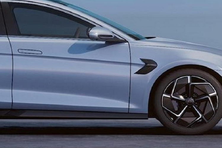 Performance là tên của phiên bản cao cấp nhất với giá 289.800 nhân dân tệ (1 tỷ đồng), và nó có bổ sung thêm một mô tơ điện 215 mã lực ở trục trước, tạo thành hệ dẫn động 4WD. Bộ pin vẫn là 82,56 kWh, nhưng chỉ cung cấp phạm vi hoạt động 650 km vì bản Performance có trọng lượng nặng hơn cũng như công suất mạnh hơn.