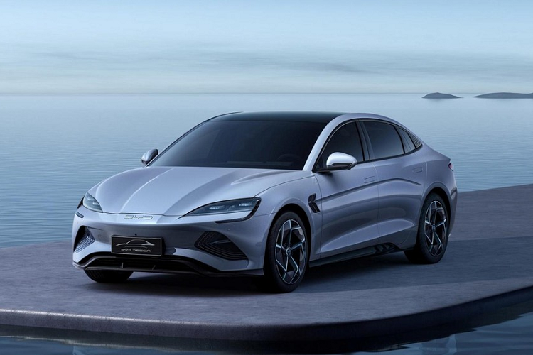 Vào cuối tuần trước, nhà sản xuất xe điện Trung Quốc BYD đã chính thức tung ra thị trường nội địa mẫu xe mới mang tên Seal. Giá xe BYD Seal 2022 dao động sau ưu đãi chính phủ là 212.800 – 289.800 nhân dân tệ (tương đương 741 triệu – 1 tỷ đồng). Nó được chế tạo dựa trên khung gầm BYD e-platform 3.0 và áp dụng công nghệ CTB (Cell to Body).