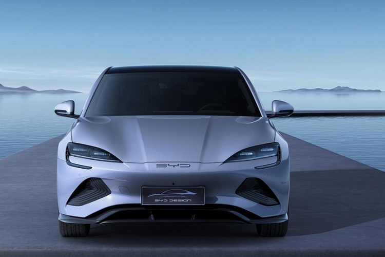 Về ngoại hình, BYD Seal 2022 mới là một mẫu sedan thể thao với dáng vẻ mượt mà và đường nóc dốc. Hệ số lực cản của nó là 0,219 Cd – tốt hơn một chút so với Porsche Taycan với 0,22 Cd. Các chi tiết ấn tượng khác của ngoại thất bao gồm đèn pha hẹp dài, phần capô thấp, tay nắm cửa bật ra, và cụm đèn hậu dài. Kích thước cụ thể của xe là dài 4.800 mm, rộng 1.875 mm, cao 1.460 mm, và trục cơ sở 2.920 mm, tất cả đều lớn hơn một chút so với đối thủ cùng phân khúc là Tesla Model 3.