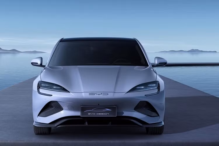 Về ngoại hình, BYD Seal 2022 mới là một mẫu sedan thể thao với dáng vẻ mượt mà và đường nóc dốc. Hệ số lực cản của nó là 0,219 Cd – tốt hơn một chút so với Porsche Taycan với 0,22 Cd. Các chi tiết ấn tượng khác của ngoại thất bao gồm đèn pha hẹp dài, phần capô thấp, tay nắm cửa bật ra, và cụm đèn hậu dài. Kích thước cụ thể của xe là dài 4.800 mm, rộng 1.875 mm, cao 1.460 mm, và trục cơ sở 2.920 mm, tất cả đều lớn hơn một chút so với đối thủ cùng phân khúc là Tesla Model 3.