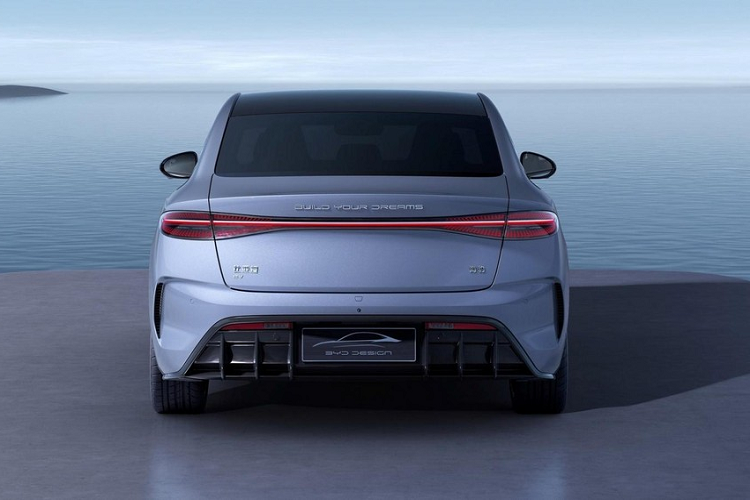 Như đã đề cập, BYD Seal được chế tạo dựa trên khung gầm BYD e-platform 3.0. Lợi ích chính của nó là tính an toàn, không gian rộng rãi, và sự thoải mái. Nó cũng sử dụng công nghệ CTB (Cell to Body), đồng nghĩa là bộ pin của xe được tích hợp vào khung. Với công nghệ CTB, phần sàn xe chính là lớp vỏ trên cùng của bộ pin. Nhà sản xuất Trung Quốc tuyên bố bộ pin có thể chịu được áp suất thậm chí 50 tấn. Hơn nữa, với công nghệ CTB, độ cứng xoắn của xe đạt tới 40.000 Nm/độ.