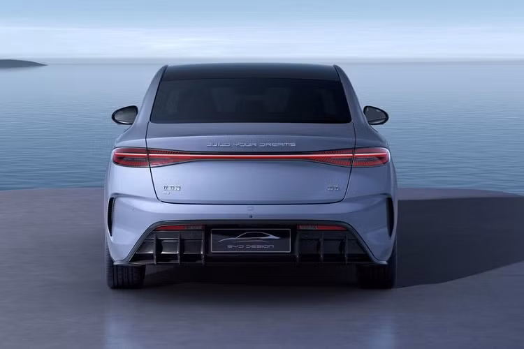 Như đã đề cập, BYD Seal được chế tạo dựa trên khung gầm BYD e-platform 3.0. Lợi ích chính của nó là tính an toàn, không gian rộng rãi, và sự thoải mái. Nó cũng sử dụng công nghệ CTB (Cell to Body), đồng nghĩa là bộ pin của xe được tích hợp vào khung. Với công nghệ CTB, phần sàn xe chính là lớp vỏ trên cùng của bộ pin. Nhà sản xuất Trung Quốc tuyên bố bộ pin có thể chịu được áp suất thậm chí 50 tấn. Hơn nữa, với công nghệ CTB, độ cứng xoắn của xe đạt tới 40.000 Nm/độ.