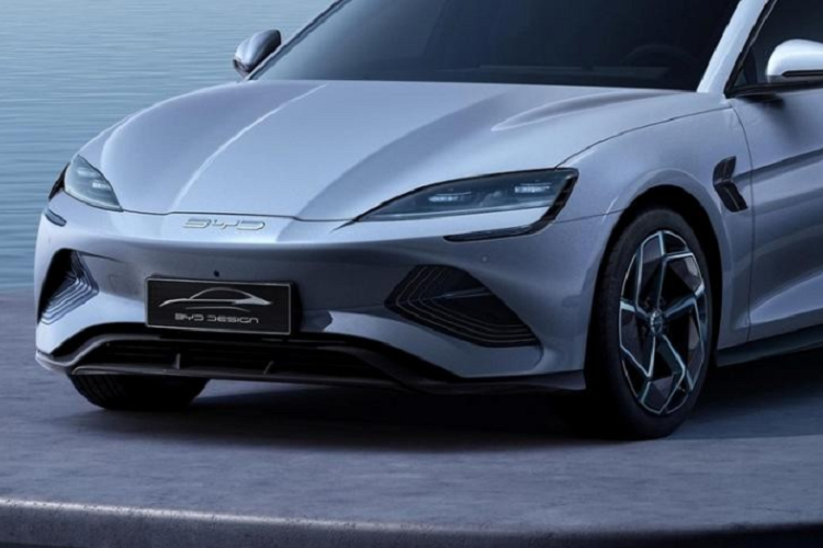 Phiên bản thứ ba gọi là Long Range với giá 262.800 nhân dân tệ (915 triệu đồng), nó vẫn có hệ dẫn động cầu sau nhưng đi kèm với mô tơ điện công suất 308 mã lực mạnh hơn và bộ pin lớn hơn. Dung lượng của bộ pin đạt 82,56 kWh với phạm vi hoạt động 700 km.