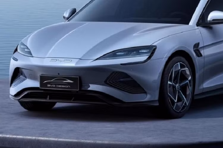 Phiên bản thứ ba gọi là Long Range với giá 262.800 nhân dân tệ (915 triệu đồng), nó vẫn có hệ dẫn động cầu sau nhưng đi kèm với mô tơ điện công suất 308 mã lực mạnh hơn và bộ pin lớn hơn. Dung lượng của bộ pin đạt 82,56 kWh với phạm vi hoạt động 700 km.