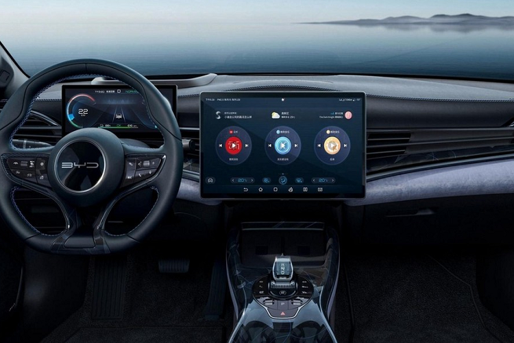 BYD cũng rất tự hào về iTAC (Hệ thống Kiểm soát Mô-men xoắn Thông minh) của Seal. Nó có thể kiểm soát tốc độ của mỗi bánh xe sớm hơn 50 mili giây. BYD tuyên bố rằng hệ thống iTAC đã cho phép mẫu sedan mới vượt qua bài kiểm tra đánh lái (moose test) ở tốc độ 83,5 km/h. Đối với bộ pin, nhà sản xuất nói rằng mức tiêu thụ năng lượng của phiên bản Seal 4WD là 12,7 kWh/100km, và bộ pin cũng có thể sạc lại 300 km chỉ trong 15 phút.