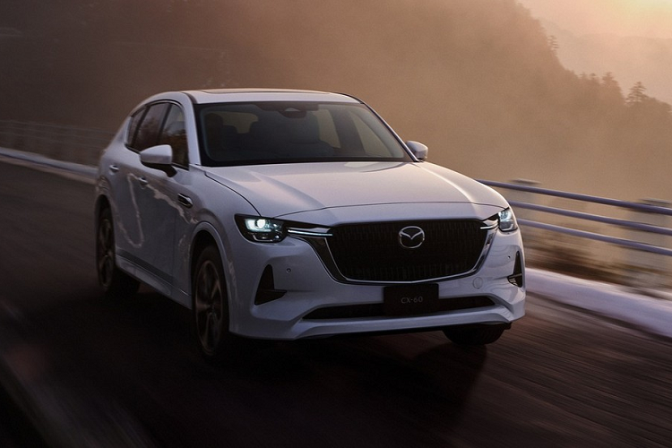 Bên trong, xe được trang bị bảng đồng hồ kỹ thuật số với màn hình màu TFT-LCD, màn hình hiển thị thông tin kính lái HUD và màn hình thông tin giải trí dạng cảm ứng 12,3 inch, hỗ trợ Android Auto và Apple CarPlay. Thêm vào đó là điều hòa tự động 2 vùng với cửa gió dành cho hàng ghế sau, tính năng sưởi ở mọi vị trí, cửa sổ trời toàn cảnh Panorama và hệ thống âm thanh Bose 12 loa tùy chọn.