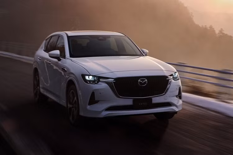 Bên trong, xe được trang bị bảng đồng hồ kỹ thuật số với màn hình màu TFT-LCD, màn hình hiển thị thông tin kính lái HUD và màn hình thông tin giải trí dạng cảm ứng 12,3 inch, hỗ trợ Android Auto và Apple CarPlay. Thêm vào đó là điều hòa tự động 2 vùng với cửa gió dành cho hàng ghế sau, tính năng sưởi ở mọi vị trí, cửa sổ trời toàn cảnh Panorama và hệ thống âm thanh Bose 12 loa tùy chọn.