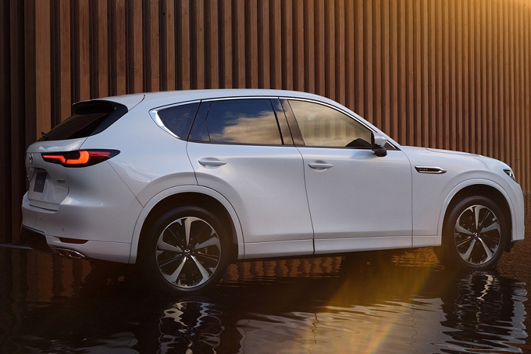 Nhờ kích thước lớn nên Mazda CX-60 2022 có thể tích khoang hành lý 570 lít hoặc 1.726 lít nếu ghế sau gập xuống. Đó là chưa kể đến ổ điện DC 12V và tính năng mở cửa cốp rảnh tay tùy chọn. Dự kiến, mẫu xe này sẽ có mặt tại các đại lý ở Nhật Bản vào đầu mùa thu năm nay. Giá xe Mazda CX-60 2022 ở thị trường Nhật Bản vẫn chưa được hé lộ. Tại thị trường Anh, mẫu xe này có 3 phiên bản là Exclusive-Line, Homura và Takumi với giá dao động từ 43.950 - 48.050 Bảng (khoảng 1,31 - 1,43 tỷ đồng).