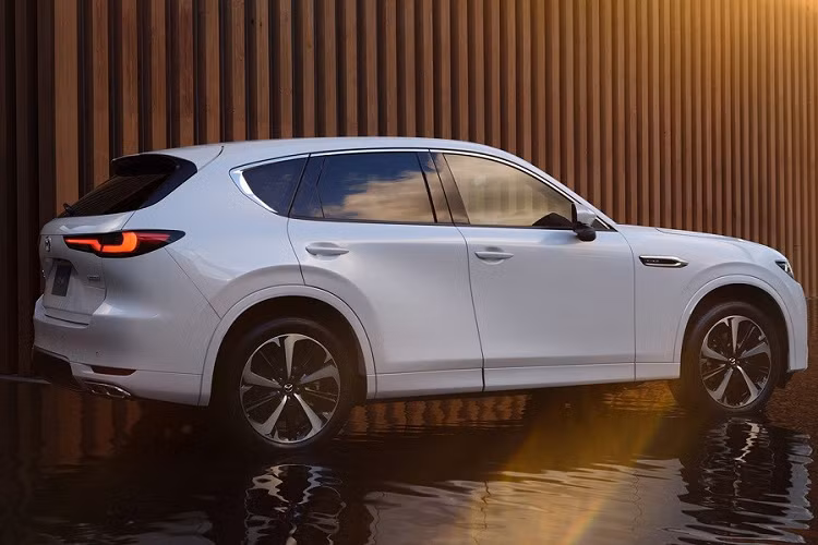 Nhờ kích thước lớn nên Mazda CX-60 2022 có thể tích khoang hành lý 570 lít hoặc 1.726 lít nếu ghế sau gập xuống. Đó là chưa kể đến ổ điện DC 12V và tính năng mở cửa cốp rảnh tay tùy chọn. Dự kiến, mẫu xe này sẽ có mặt tại các đại lý ở Nhật Bản vào đầu mùa thu năm nay. Giá xe Mazda CX-60 2022 ở thị trường Nhật Bản vẫn chưa được hé lộ. Tại thị trường Anh, mẫu xe này có 3 phiên bản là Exclusive-Line, Homura và Takumi với giá dao động từ 43.950 - 48.050 Bảng (khoảng 1,31 - 1,43 tỷ đồng).