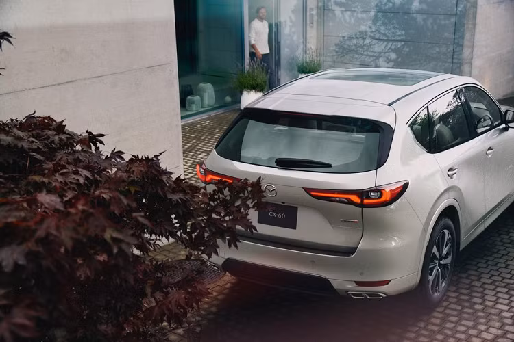 Dù ở động cơ nào, Mazda CX-60 2022 cũng được trang bị hộp số tự động 8 cấp tiêu chuẩn. Hiện chưa rõ hệ dẫn động 4 bánh toàn thời gian AWD có được trang bị tùy chọn cho mọi phiên bản của xe hay không. Ngoài động cơ, hãng Mazda vẫn giữ kín thông tin về trang bị của CX-60 mới dành cho thị trường Nhật Bản. Trong khi đó, ở thị trường châu Âu, mẫu crossover hạng trung này có đèn pha LED, đèn hậu LED và các loại vành hợp kim với đường kính từ 18 - 20 inch. Dù có kích thước lớn hơn nhưng Mazda CX-60 2022 cũng chỉ được trang bị nội thất 5 chỗ ngồi như CX-5.