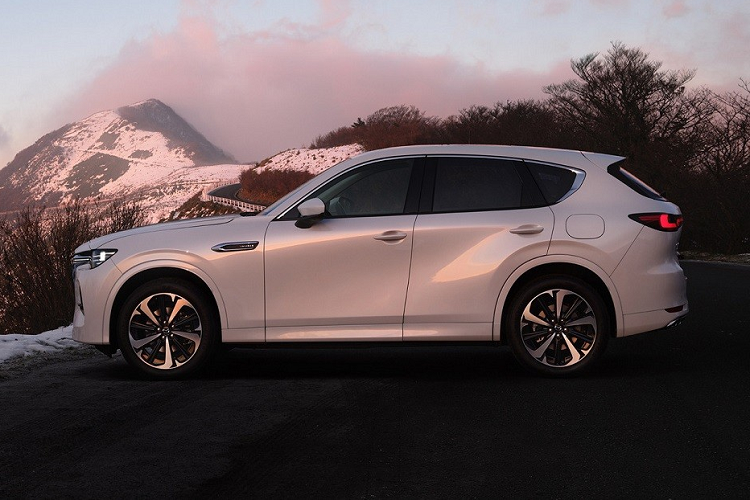 Tương tự xe ở châu Âu, Mazda CX-60 2022 tại Nhật Bản cũng sở hữu chiều dài 4.745 mm, chiều rộng 1.890 mm, chiều cao 1.680 mm và chiều dài cơ sở 2.870 mm. So với đàn anh CX-5, mẫu xe này dài hơn 195 mm, rộng hơn 50 mm, cao hơn 5 mm và chiều dài cơ sở tăng 170 mm.