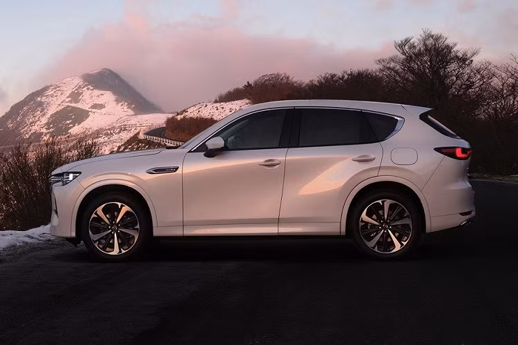 Tương tự xe ở châu Âu, Mazda CX-60 2022 tại Nhật Bản cũng sở hữu chiều dài 4.745 mm, chiều rộng 1.890 mm, chiều cao 1.680 mm và chiều dài cơ sở 2.870 mm. So với đàn anh CX-5, mẫu xe này dài hơn 195 mm, rộng hơn 50 mm, cao hơn 5 mm và chiều dài cơ sở tăng 170 mm.