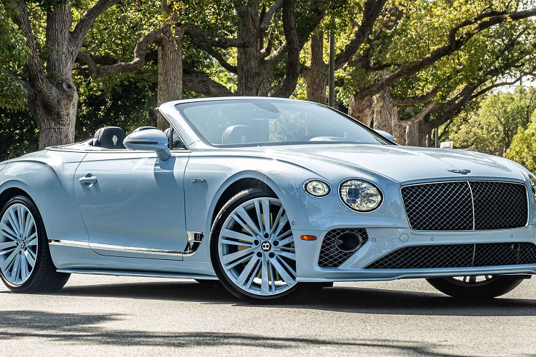 Xe còn được trang bị các tấm ốp được làm bằng vật liệu sợi carbon độ bóng cao trang trí nội thất của xe. Các lỗ thông hơi bằng kim loại, gờ mặt số và các nút điều khiển khác có lớp hoàn thiện với độ bóng cao.