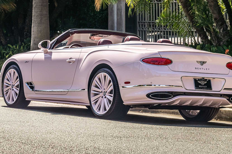 Flying Spur S ra mắt sớm hơn vào năm 2022 và có buổi ra mắt công chúng tại Goodwood Festival of Speed. Mẫu xe được trang bị đi kèm với các bộ phận màu đen cho lưới tản nhiệt, tấm chắn dưới, cửa hút gió bên, nắp gương, viền cửa sổ, điểm nhấn cản sau và ống xả.