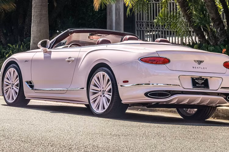 Flying Spur S ra mắt sớm hơn vào năm 2022 và có buổi ra mắt công chúng tại Goodwood Festival of Speed. Mẫu xe được trang bị đi kèm với các bộ phận màu đen cho lưới tản nhiệt, tấm chắn dưới, cửa hút gió bên, nắp gương, viền cửa sổ, điểm nhấn cản sau và ống xả.