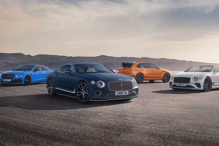 Chiếc Bentley Mulliner cá nhân hoá còn được trang bị bộ mâm 10 chấu có kích thước 22 inch màu đen cùng logo Flying B phát sáng ở phần đầu xe. Về nội thất, mẫu xe sedan siêu sang được trang trí ghế bọc da màu Beluga với họa tiết thêu dạng kim cương và các chi tiết màu Xanh Klein.