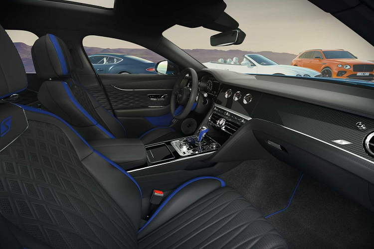 Chiếc xe Bentley Mulliner đặc biệt này có ngoại thất màu xanh Spark và đây là màu mới của bộ phận cá nhân hóa Mulliner. Thân xe cũng có trang bị chi tiết Blackline Specification giúp mẫu xe trông thể thao hơn so với các chi tiết chrome nguyên bản.