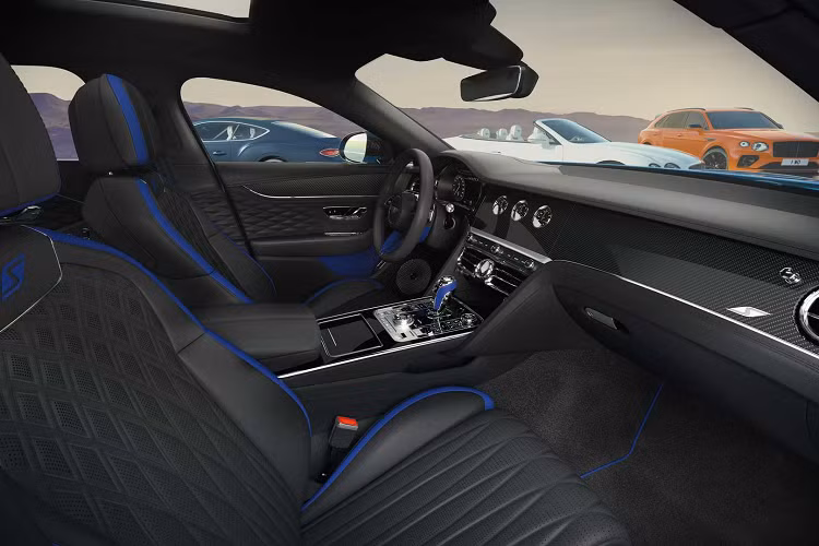 Chiếc xe Bentley Mulliner đặc biệt này có ngoại thất màu xanh Spark và đây là màu mới của bộ phận cá nhân hóa Mulliner. Thân xe cũng có trang bị chi tiết Blackline Specification giúp mẫu xe trông thể thao hơn so với các chi tiết chrome nguyên bản.