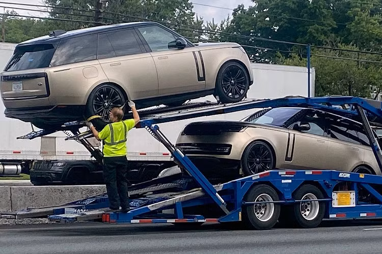 Không rõ những chiếc SUV hạng sang này được trang bị những gì, nhưng giá của Range Rover 2023 tại Mỹ khởi điểm từ 104.000 USD (khoảng 2,4 tỷ đồng).