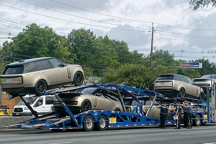 Range Rover xác nhận với trang tin Road &amp; Track rằng họ có biết về vụ tai nạn này, nhưng không cho biết liệu có phải những chiếc xe này đang được về trụ sở của hãng hay không.