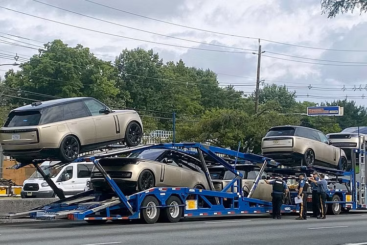 Range Rover xác nhận với trang tin Road &amp; Track rằng họ có biết về vụ tai nạn này, nhưng không cho biết liệu có phải những chiếc xe này đang được về trụ sở của hãng hay không.