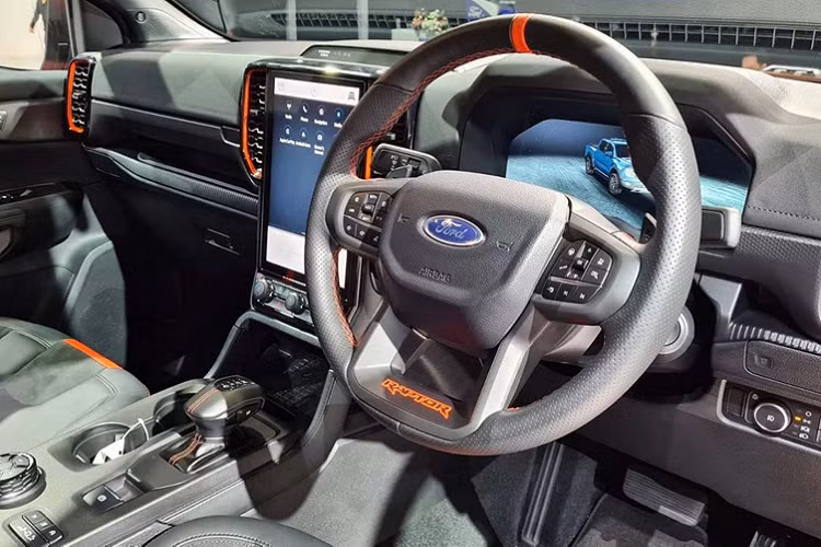 Tại thị trường Việt Nam, nếu mẫu xe bán tải Ranger Raptor 2023 sử dụng máy xăng V6 3.0L, thì mẫu bán tải này sẽ có giá bán không hề rẻ.