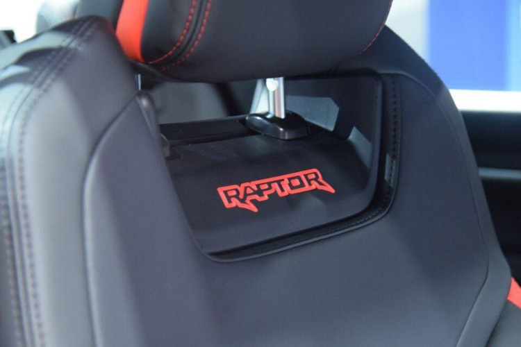 Tuy nhiên, nếu Ranger Raptor 2023 tại Việt Nam dùng máy xăng V6 3.0L tăng áp kép mới thì mẫu bán tải này sẽ mang sức hút lớn đối với người yêu bán tải, và họ sẵn sàng chi mạnh để sở hữu xe, bất chấp giá cao hơn vài trăm triệu đồng so với thế hệ cũ dùng máy dầu 2.0L biturbo.