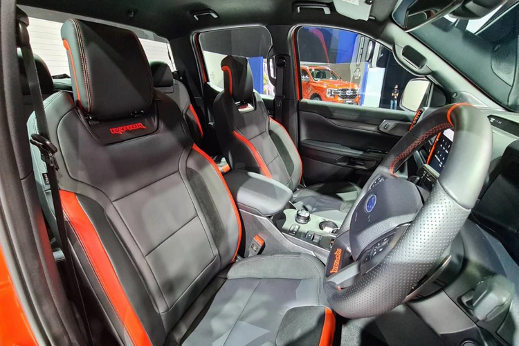 Ở chiều ngược lại, việc duy trì sử dụng máy dầu 4cyl 2.0L biturbo sẽ giúp Ranger Raptor 2023 giữ mức giá bán không tăng quá cao so với thế hệ cũ, đồng thời giúp mẫu xe này đẩy mạnh về doanh số.