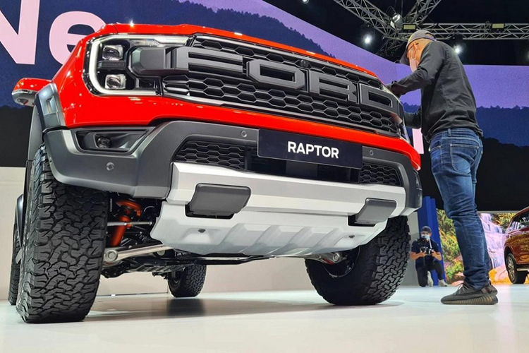 Tuy nhiên, Ford Ranger Raptor 2023 tại Việt Nam có thể sẽ không dùng động cơ xăng V6 3.0L tăng áp kép như thị trường Thái Lan, và mẫu bán tải này sẽ tiếp tục sử dụng máy dầu 4cyl 2.0L Biturbo như thế hệ cũ.