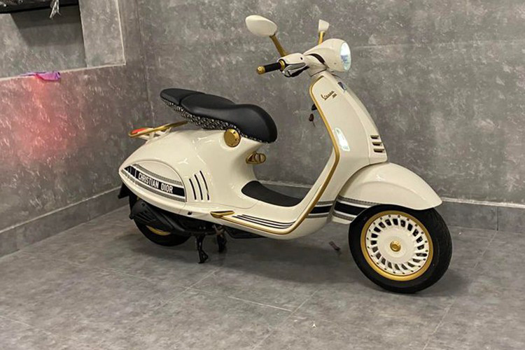 Ngoài chiếc xe tay ga Vespa 946 Christian Dior mới tậu về, cô gái 9X ở Bạc Liêu và chồng còn sở hữu một chiếc xe Vespa 946 Red có giá khởi điểm trên 405 triệu đồng nhưng hiện tại được các thương lái đẩy giá gần gấp đôi cho xe chưa lăn bánh và các xe sử dụng có giá không dươi 600 triệu đồng.