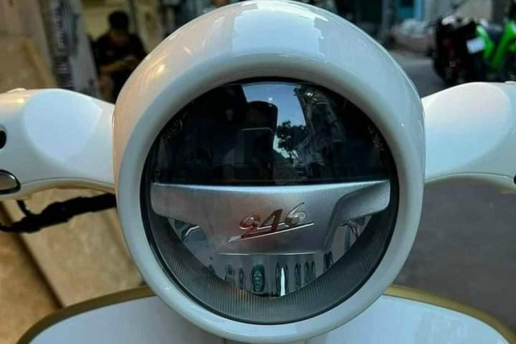 Mới đây nhất, một người tài khoản cá nhân trên mạng xã hội đã rao bán chiếc Vespa 946 Christian Dior “mới tinh” tại TP HCM với giá “trên 1,969 tỷ đồng”. Mức giá này tương đương chi phí ra biển một mẫu xe hơi hạng sang.