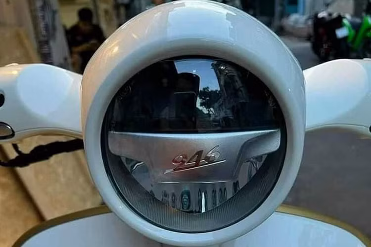 Mới đây nhất, một người tài khoản cá nhân trên mạng xã hội đã rao bán chiếc Vespa 946 Christian Dior “mới tinh” tại TP HCM với giá “trên 1,969 tỷ đồng”. Mức giá này tương đương chi phí ra biển một mẫu xe hơi hạng sang.