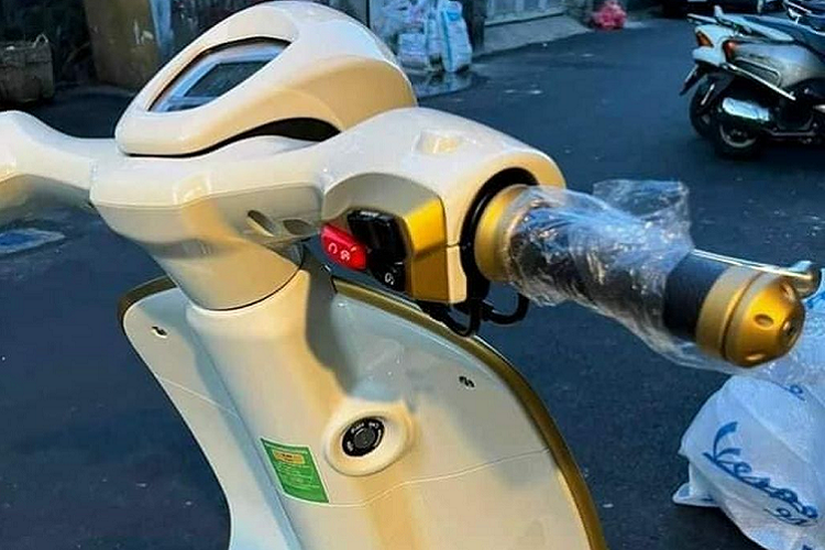 Về cơ bản, Vespa 946 không phải là chiếc xe dành cho số đông, đây là sản phẩm để Vespa khẳng định tên tuổi cũng như phong cách thiết kế đậm chất Italy. Mẫu xe tay ga này sử dụng khung xe liền khối đặc trưng Vespa, phần thân được làm bằng thép nguyên khối.