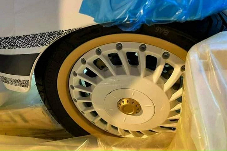 Vespa 946 Christian Dior đặc biệt vốn là sản phẩm hợp tác giữa thương hiệu Vespa và hãng thời trang nổi tiếng Christian Dior. Đặc biệt, phiên bản 2021 của mẫu xe này còn là sản phẩm kỷ niệm 75 năm thành lập của cả 2 thương hiệu lừng danh thế giới ở 2 lĩnh vực khác nhau.