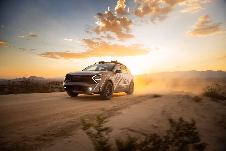 Trong khi các phần móc kéo ở hai đầu sẽ giúp giải cứu xe trong những tình huống khó khăn. Ngoài ra, thương hiệu cũng trang bị cho xe một giá nóc để có thể chứa các thiết bị cần thiết một cách linh hoạt hơn.