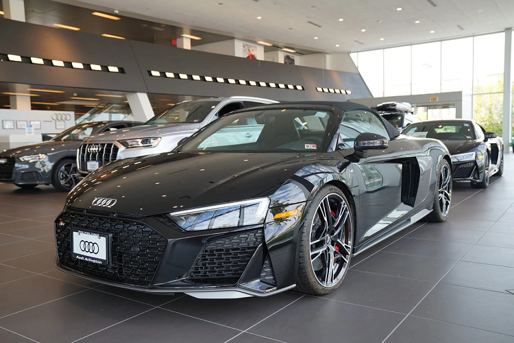 Động cơ kết hợp cùng hộp số tự động 7 cấp, nhờ đó, siêu xe Audi R8 V10 Spyder Performance có thể tăng tốc từ vị trí xuất phát lên 100 km/h trong vòng 3,3 giây trước khi đạt tốc độ tối đa 328 km/h.