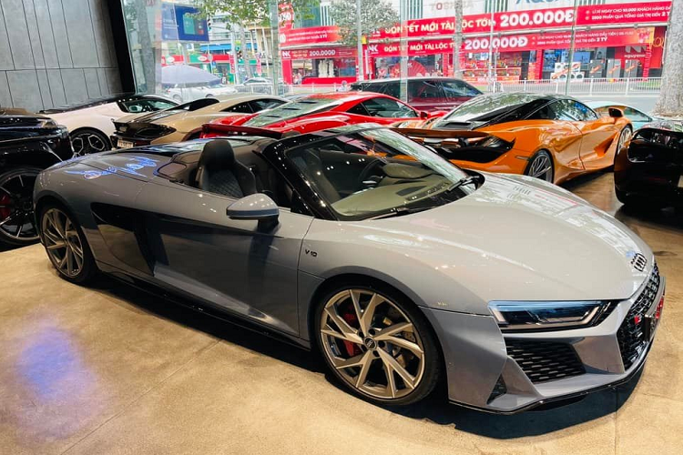 Hiện đây là chiếc siêu xe Audi R8 Spider bản nâng cấp giữa vòng đời thứ 2 về dải đất hình chữ S nhưng lại là chiếc xe đầu tiên thuộc phiên bản mui trần đẹp mắt. Xe mang ngoại thất màu xám Kemora đi kèm nhiều tùy chọn carbon đắt đỏ.