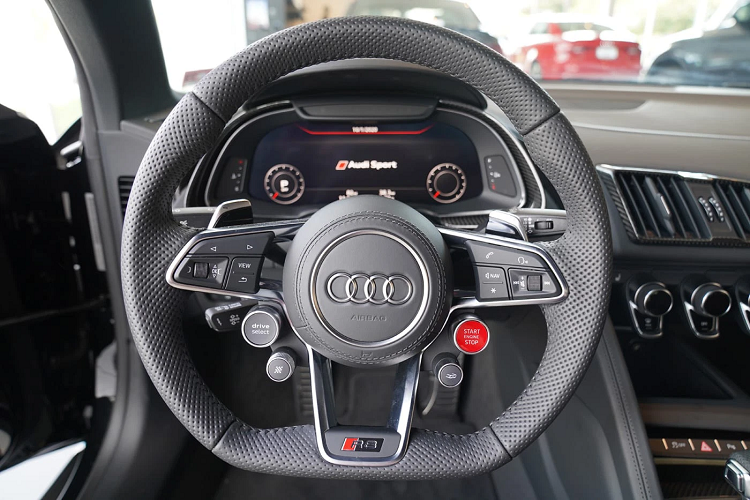 Siêu xe Audi R8 V10 Spyder Performance 2021 mới về nước có động cơ V10, dung tích 5.2 lít, sản sinh ra công suất tối đa 602 mã lực và mô-men xoắn cực đại là 559 Nm.